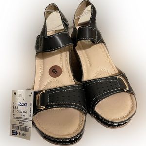 NWT - Size 8 Wedge Shoe